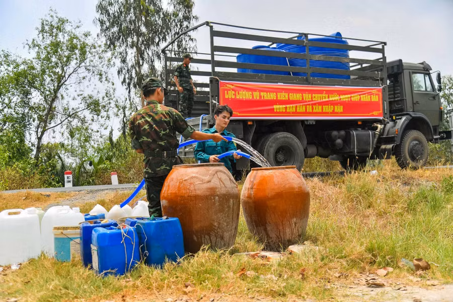 Lực lượng vũ trang tỉnh Kiên Giang tiếp nước ngọt cho người dân vùng hạn mặn. Ảnh: T. Thật