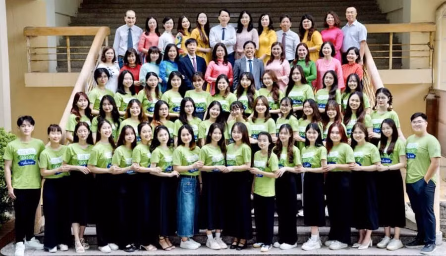 Thầy trò Khoa Giáo dục Tiểu học, Trường Đại học Sư phạm Hà Nội. Ảnh: Fanpage Khoa