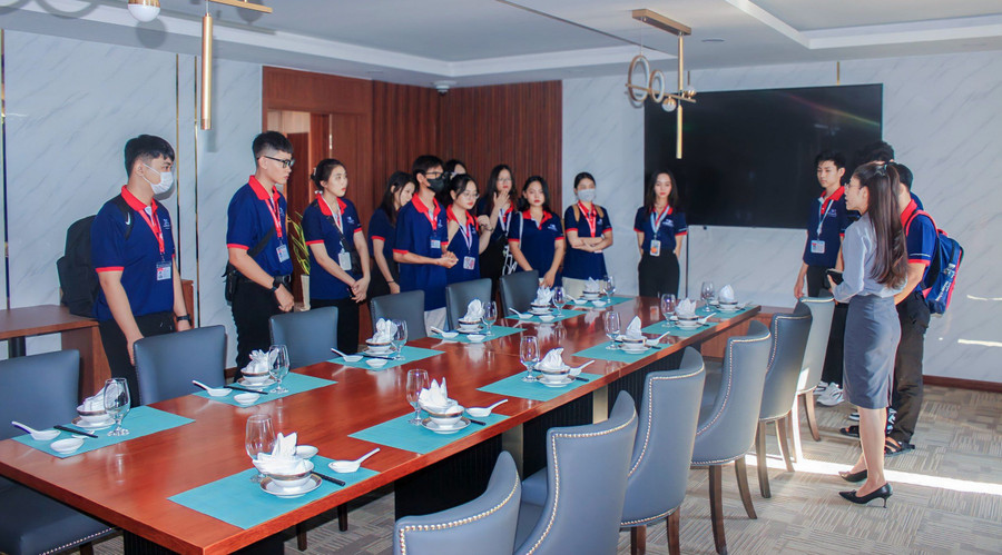 Sinh viên thực tập phục vụ khách du lịch tại doanh nghiệp. Sinh viên thực tập phục vụ khách du lịch tại doanh nghiệp.