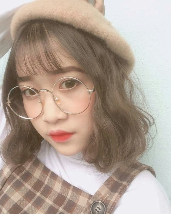 Mái tóc xoăn ngắn phù hợp với mọi gương mặt, mọi lứa tuổi, giúp khuôn mặt thêm mềm mại, dịu dàng. Không chỉ các bạn nữ mà các chị em trung niên đều có thể làm kiểu tóc này. Không những thế, kiểu tóc xoăn ngắn còn rất hợp với những cô nàng tóc mỏng hay xoăn tự nhiên. Kỹ thuật tạo độ phồng tối đa giúp mái tóc dày dặn bồng bềnh. Kiểu tóc xoăn ngắn ngang vai giúp phô trọn nét thanh tú trên gương mặt bạn, trông bạn chẳng khác gì một tiểu thư đài các.