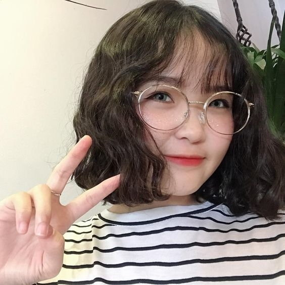 Tóc xoăn gợn xong cùng với tóc mái mưa là sự kết hợp hoàn hảo, phải không nào?