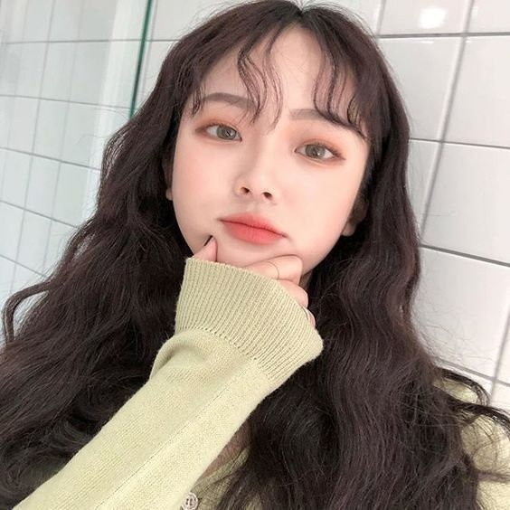 Nếu bạn không muốn chia tay với mái tóc dài thì hãy uốn tóc gợn sóng, bồng bềnh như thế này. Đây là kiểu tóc làm toát lên vẻ đẹp dịu dàng, nữ tính và giúp mái tóc của bạn trông dày dặn hơn nhiều đấy.