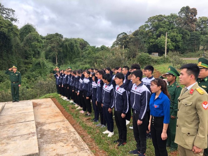 Yêu đất nước từ “Tiết học vùng biên”