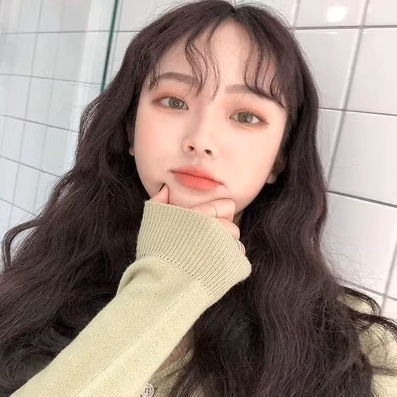 Nếu bạn không muốn chia tay với mái tóc dài thì hãy uốn tóc gợn sóng, bồng bềnh như thế này. Đây là kiểu tóc làm toát lên vẻ đẹp dịu dàng, nữ tính và giúp mái tóc của bạn trông dày dặn hơn nhiều đấy.