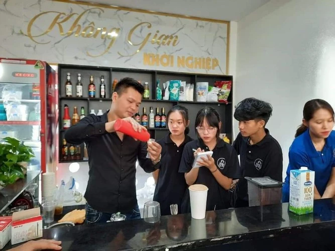 HS Trường THPT số 1 thành phố Lào Cai (Lào Cai) hứng khởi cùng dự án khởi nghiệp “Lc1 pha chế Bartender”. Ảnh: NTCC