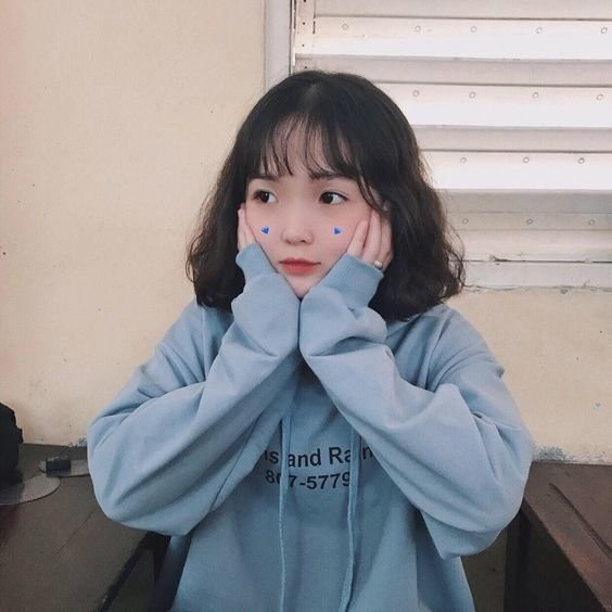 Ai bảo để tóc xoăn là già? Kiểu tóc xoăn ngắn ngang vai giúp gương mặt của bạn gái nhỏ và thanh tú hơn vài phần.