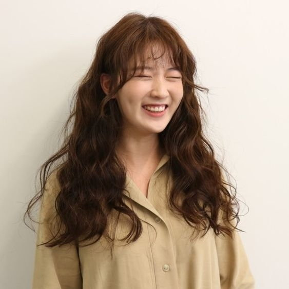 Bạn thấy đó, kiểu tóc xoăn gợn sóng có thể &quot;cân&quot; tất cả độ dài của tóc, từ tóc ngắn, tóc dài ngang vai, tóc dài ngang lưng. Sau khi uốn tóc xoăn, bạn gái sẽ thấy nhan sắc của mình thăng hạng trông thấy.