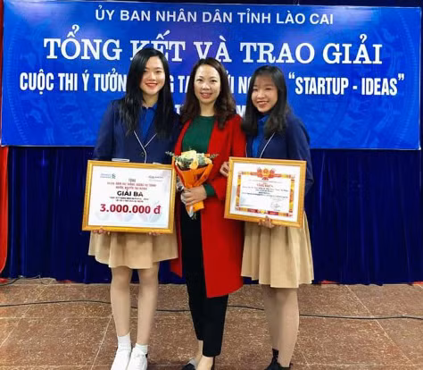 Cô giáo Hoàng Thị Thanh Huyền (giữa) thành công trong vai trò hướng dẫn HS khởi nghiệp. Ảnh: NTCC