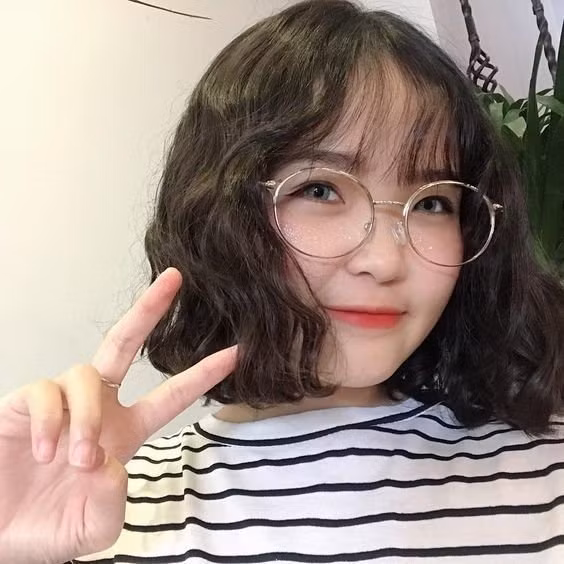 Tóc xoăn gợn xong cùng với tóc mái mưa là sự kết hợp hoàn hảo, phải không nào?