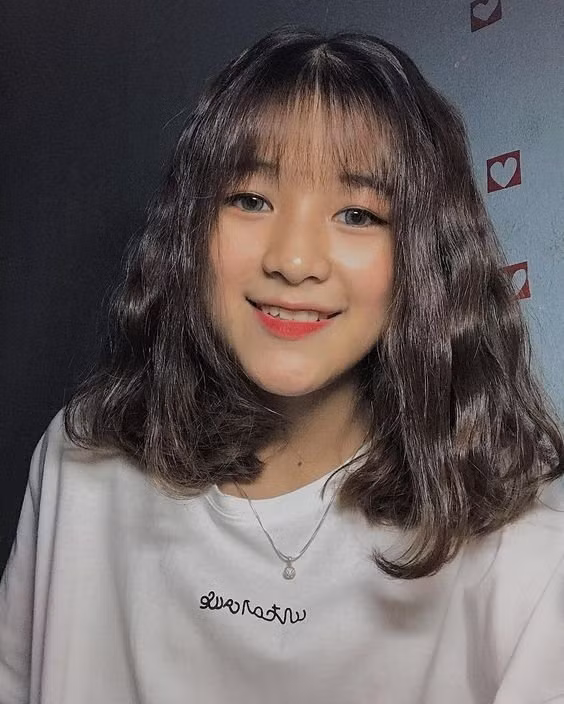 Kiểu tóc uốn xoăn ngang vai này giúp cho các cô nàng mặt tròn che bớt được khuyết điểm trên gương mặt. Khuôn mặt trở nên thon gọn nhưng vẫn giữ được sự đáng yêu, trẻ trung. Vì thế kiểu tóc này cũng được nhiều bạn gái sở hữu khuôn mặt tròn lựa chọn.