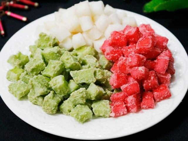 Tự làm mứt dừa viên 3 màu béo bùi, giòn ngọt đón Xuân. Tự làm mứt dừa viên 3 màu béo bùi, giòn ngọt đón Xuân.