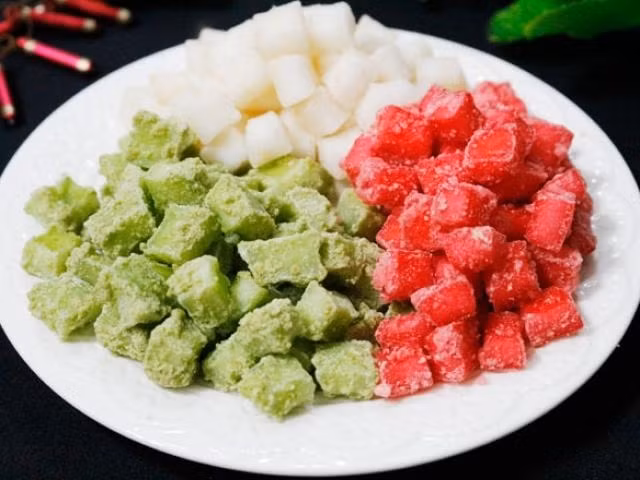 Tự làm mứt dừa viên 3 màu béo bùi, giòn ngọt đón Xuân.