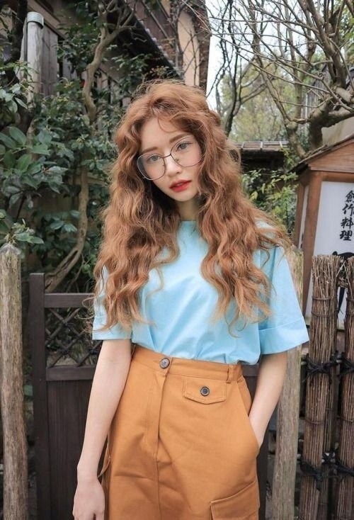 Nhắc tới những kiểu tóc quyến rũ, nữ tính thì bạn gái không thể bỏ qua kiểu tóc uốn xoăn ngang lưng. Đây là kiểu tóc làm cho không biết bao nhiêu chàng trai mê mẩn. Ngay cả những ngôi sao, ca sỹ hàng đầu cũng lựa chọn kết thân với kiểu tóc này.