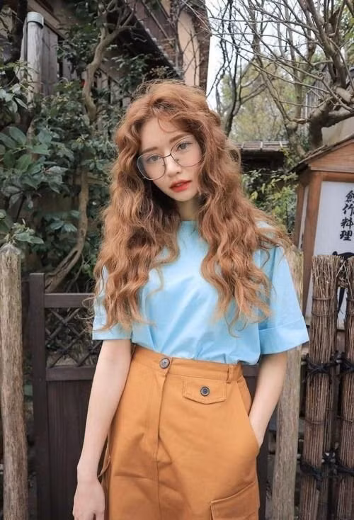 Nhắc tới những kiểu tóc quyến rũ, nữ tính thì bạn gái không thể bỏ qua kiểu tóc uốn xoăn ngang lưng. Đây là kiểu tóc làm cho không biết bao nhiêu chàng trai mê mẩn. Ngay cả những ngôi sao, ca sỹ hàng đầu cũng lựa chọn kết thân với kiểu tóc này.