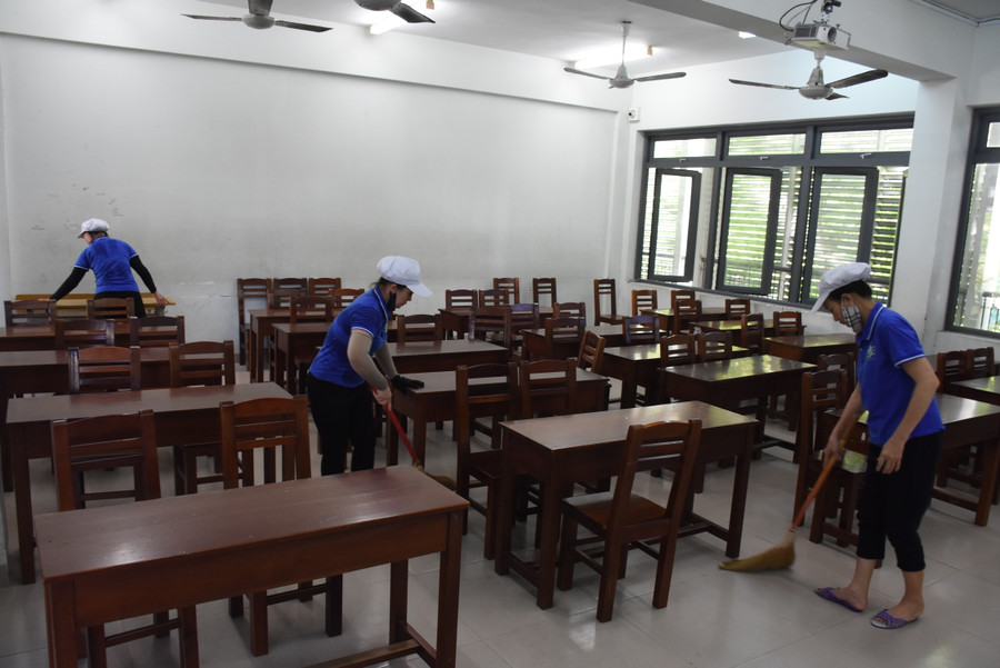 Trường THPT Phan Châu Trinh vệ sinh các phòng học trước khi bàn giao để tổ chức Kỳ thi tốt nghiệp THPT năm 2023. Trường THPT Phan Châu Trinh vệ sinh các phòng học trước khi bàn giao để tổ chức Kỳ thi tốt nghiệp THPT năm 2023.