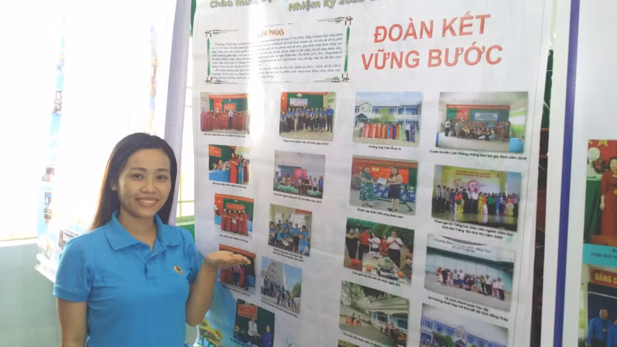 Công đoàn viên tham gia hội thi chụp ảnh lưu niệm với tác phẩm dự thi.