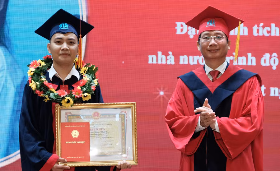 PGS.TS Nguyễn Bá Chiến – Bí thư Đảng ủy, Hiệu trưởng Trường Đại học Nội vụ Hà Nội trao bằng tốt nghiệp và khen thưởng Thủ khoa Hoàng Minh Tâm.