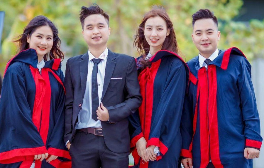 Thủ khoa Hoàng Minh Tâm (ngoài cùng bên phải) chụp ảnh lưu niệm trong ngày nhận bằng tốt nghiệp. Thủ khoa Hoàng Minh Tâm (ngoài cùng bên phải) chụp ảnh lưu niệm trong ngày nhận bằng tốt nghiệp.