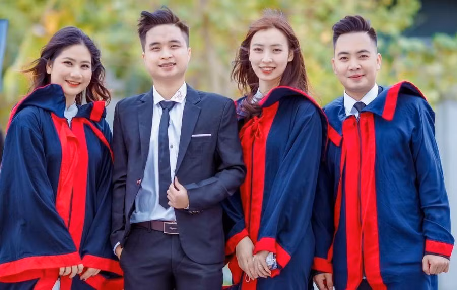 Thủ khoa Hoàng Minh Tâm (ngoài cùng bên phải) chụp ảnh lưu niệm trong ngày nhận bằng tốt nghiệp.