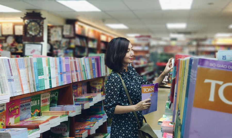 Nhiều phụ huynh khó khăn trong việc tìm mua sách giáo khoa mới. Ảnh: IT Nhiều phụ huynh khó khăn trong việc tìm mua sách giáo khoa mới. Ảnh: IT