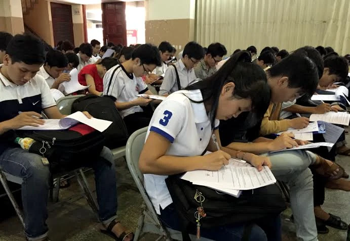 Sinh viên làm bài kiểm tra lý thuyết về An toàn giao thông