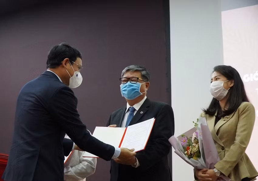 Ông Hồ Kỳ Minh - Phó Chủ tịch Thường trực UBND Thành phố Đà Nẵng trao giấy chứng nhận đăng ký đầu tư dự án Trung tâm Nghiên cứu, Phát triển và Sản xuất FUJIKIN Đà Nẵng tại khu Công nghệ cao Đà Nẵng. Đây là dự án có sự hợp tác giữa FUJIKIN và Trường ĐH Bách khoa, ĐH Đà Nẵng.