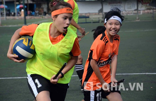 Các truy thủ có nhiệm vụ dẫn bóng luồn lách khỏi sự truy cản, chuyển 3 lần qua các thành viên trong đội trước khi ném quả quaffle vào cột gôn đối thủ. Trong ảnh: Alex Nguyễn, thành viên có kinh nghiệm đang thoát khỏi sự truy đuổi của đối phương. Các truy thủ có nhiệm vụ dẫn bóng luồn lách khỏi sự truy cản, chuyển 3 lần qua các thành viên trong đội trước khi ném quả quaffle vào cột gôn đối thủ. Trong ảnh: Alex Nguyễn, thành viên có kinh nghiệm đang thoát khỏi sự truy đuổi của đối phương.