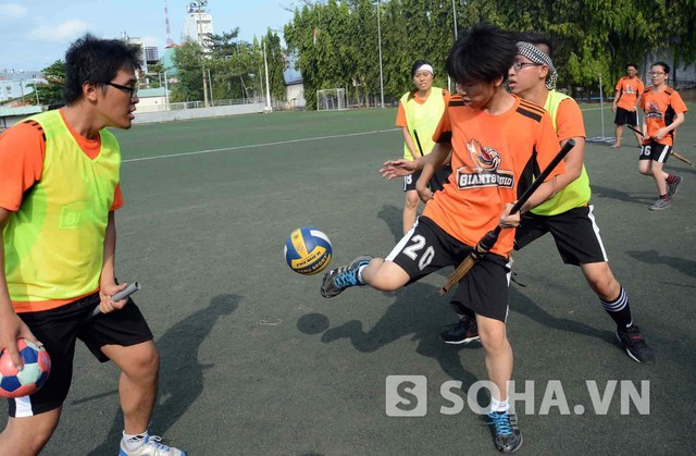 Có thể dùng chân để giành bóng trong nhiều tình huống. Có thể dùng chân để giành bóng trong nhiều tình huống.