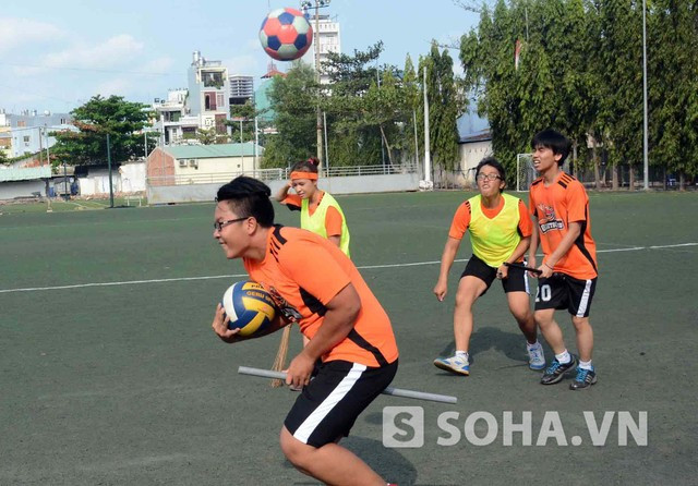 Nhiệm vụ của 2 tấn thủ là dùng một tay ném trái bóng bludger vào truy thủ của đội đối phương đang cầm bóng Quaffle. Khi tấn thủ ném bóng bludger trúng vào người thì truy thủ phải bỏ banh quaffle và chạy về phía cầu gôn đội mình mới được chơi tiếp. Nhiệm vụ của 2 tấn thủ là dùng một tay ném trái bóng bludger vào truy thủ của đội đối phương đang cầm bóng Quaffle. Khi tấn thủ ném bóng bludger trúng vào người thì truy thủ phải bỏ banh quaffle và chạy về phía cầu gôn đội mình mới được chơi tiếp.
