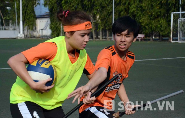 Trong môn Quidditch người chơi có thể lấy bóng bằng mọi cách, trừ những hành vi quá bạo lực, phi thể thao như cắn xé, đấm đá, kéo áo, phang chổi, làm ngã đối phương... Theo luật Quidditch quốc tế, mỗi một đội thi đấu bắt buộc phải có thành viên cả nam lẫn nữ, nên đây là trò chơi mang tính bình đẳng rất cao và không giống bất kỳ một môn thể thao nào khác. Trong môn Quidditch người chơi có thể lấy bóng bằng mọi cách, trừ những hành vi quá bạo lực, phi thể thao như cắn xé, đấm đá, kéo áo, phang chổi, làm ngã đối phương... Theo luật Quidditch quốc tế, mỗi một đội thi đấu bắt buộc phải có thành viên cả nam lẫn nữ, nên đây là trò chơi mang tính bình đẳng rất cao và không giống bất kỳ một môn thể thao nào khác.