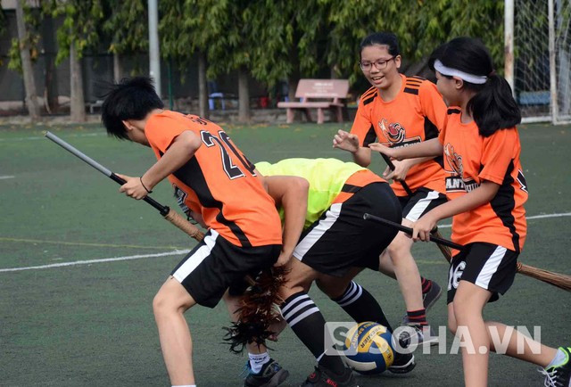 Một truy thủ bị 3 truy thủ đối phương vây hãm, tranh bóng quaffle rất quyết liệt. Một truy thủ bị 3 truy thủ đối phương vây hãm, tranh bóng quaffle rất quyết liệt.