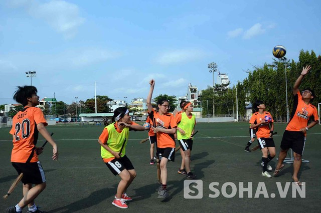 Thủ quân phải trông giữ gôn, gạt, truy cản đối phương ném bóng vào gôn nhưng cũng có thể lên đến giữa sân, nếu cảm thấy cần thiết. Thủ quân phải trông giữ gôn, gạt, truy cản đối phương ném bóng vào gôn nhưng cũng có thể lên đến giữa sân, nếu cảm thấy cần thiết.