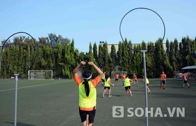 Teen Sài Gòn cưỡi chổi chơi bóng kiểu Harry Potter ảnh 1 Tại Việt Nam, những người chơi tiên phong Quidditch là các thành viên câu lạc bộ GiantsQuid, thành phố Hồ Chí Minh (thuộc cộng đồng fan HogwartsVN).