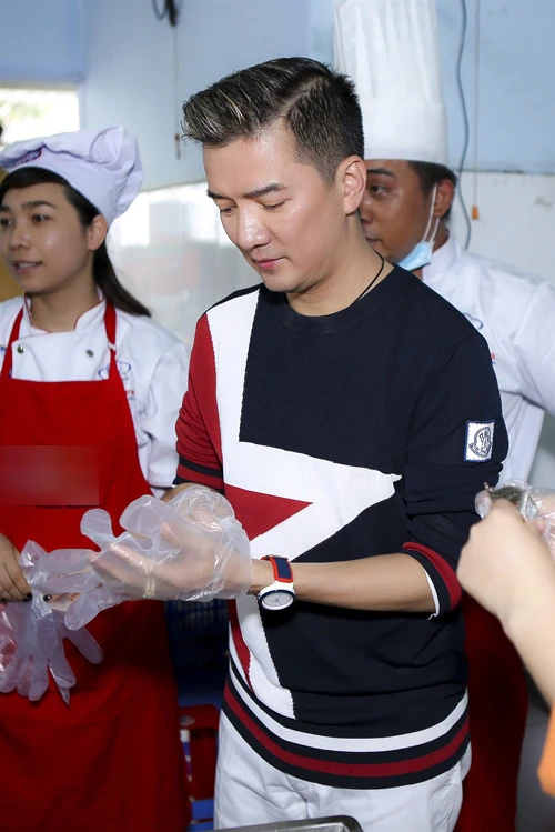 Mr Đàm và người đẹp phim “Tuổi thanh xuân” nấu cơm làm từ thiện