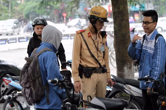 Những mánh khóe của học sinh bị CSGT “tít còi“