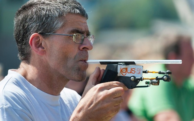 Giải vô địch bắn đậu thế giới (Anh): Nghe tên có vẻ hài hước nhưng cuộc thi diễn ra rất nghiêm túc ở làng Witcham, gần Ely, Cambridgeshire, thậm chí còn có hẳn các nhà tài trợ đầu tư dụng cụ cho thí sinh. Ban đầu đây chỉ là một sự kiện gây quỹ địa phương, nhưng giờ giải đấu đã thu hút nhiều người nước ngoài tới tham dự, chủ yếu là người Mỹ.