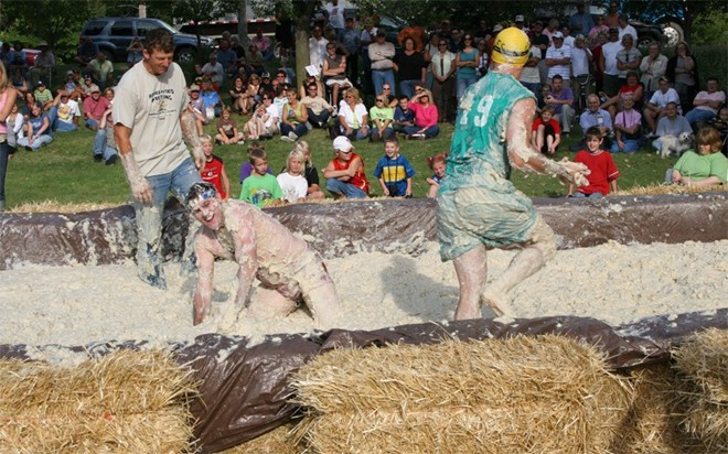 Lễ hội khoai tây Potato Wrestling (Mỹ): Nổi tiếng với sản lượng khoai tây, Barensville (bang Minnesota) là nơi diễn ra lễ hội khoai tây, thường vào tháng 8 hàng năm. Du khách sẽ được trải nghiệm hai ngày với những hoạt động thú vị và được nếm thử các món ngon làm từ khoai tây.
