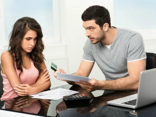 Sốc khi phát hiện vợ lập "quỹ đen"