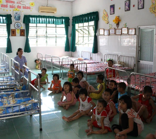Các bé tại khoa Măng non ở trung tâm Nuôi dưỡng bảo trợ trẻ em Linh Xuân. Ảnh Hà Nguyễn