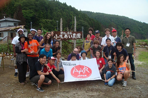 Ảnh chụp cùng với các bạn sinh viên Princeton, giáo sư của ĐH Princeton và ĐH Tokyo, cùng với người dân của một ngôi làng bị tàn phá bởi động đất/sóng thần năm 2011. Đây là chuyến đi kéo dài 6 tuần của ĐH Princeton vào mùa hè 2012 để tụi mình học về kinh tế/chính trị Nhật và cách Nhật đối phó với thảm họa. Tụi mình dành ra 1 tuần để đi biểu diễn văn nghệ, hát hò, hỏi thăm, động viên những nạn nhân sóng thần. Trong tấm ảnh này, tụi mình vừa trồng hoa vào một khu vườn cộng đồng của ngôi làng này để cải tạo cảnh quan