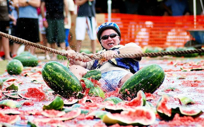 Lễ hội dưa hấu Chinchilla (Australia): Chinchilla được coi là “thủ đô dưa hấu” của Australia với ¼ sản lượng dưa hấu cả nước. Trong lễ hội được tổ chức vào tháng 2 hàng năm này, du khách sẽ được tham gia các hoạt động như trượt dưa, ném dưa và bungee dưa hấu.