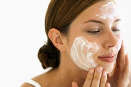 Chọn sữa rửa mặt có tính sát khuẩn cao để da sạch vi khuẩn. chọn mỹ phẩm