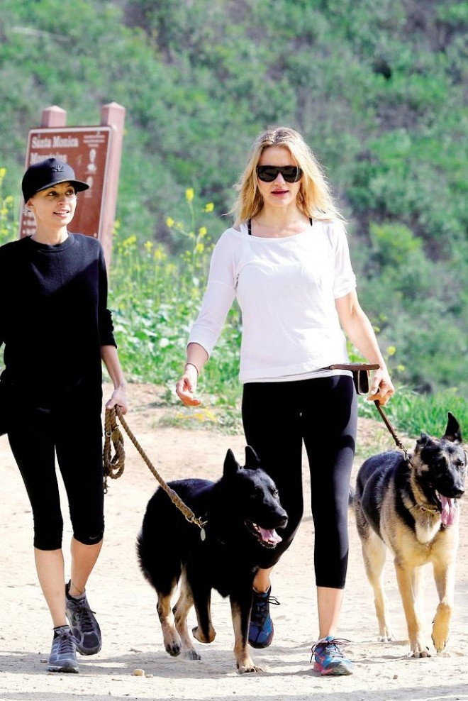 Nicole Richie – Cameron Diaz: Cả Cameron Diaz và Nicole Richie là những người rất yêu động vật, có lẽ vì vậy mà hai ngôi sao chênh nhau gần 10 tuổi này khá thân thiết. Từ tháng 2/2014, người hâm mộ thường xuyên bắt gặp cảnh hai nữ diễn viên xinh đẹp cùng nhau luyện tập thể dục kết hợp thư giãn bằng cách dắt các chú chó béc-giê Đức đi dạo ở các công viên, đồi núi thuộc khu vực Los Angeles, Mỹ.