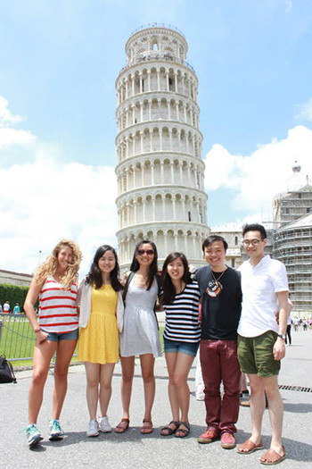 Vũ và các thực tập viên của Tổ chức Nông lương Thế giới (FAO) ở thành phố Pisa, Italy, năm 2012.