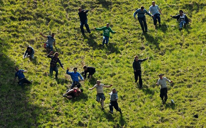 Lễ hội lăn phô mai (Anh): Đồi Coopers ở Gloucestershire nổi tiếng với lễ hội lăn phô mai. Rất nhiều du khách đổ về đây để xem các thí sinh lăn một bánh phô mai Double Gloucester nặng 3,6 kg xuống một con dốc hiểm trở. Không ít người đã bị thương khi tham gia cuộc thi.