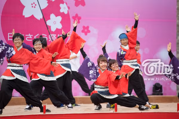 Giới trẻ Hà thành xúng xính kimono tạo dáng bên hoa anh đào