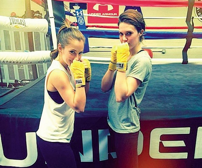 Hồi tháng 3–2014, ca sĩ Mandy Moore hào hứng khoe lên Instagram của mình tấm ảnh cô và người bạn thân là diễn viên Minka Kelly đang cùng luyện tập quyền Anh. Mandy Moore còn tiết lộ rằng cô đang cố gắng để có thể “ngầu” như Minka Kelly.