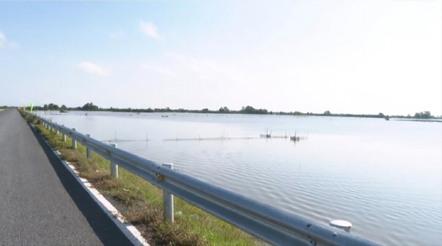 Cánh đồng xả lũ nơi diễn ra các hoạt động của Ngày hội.