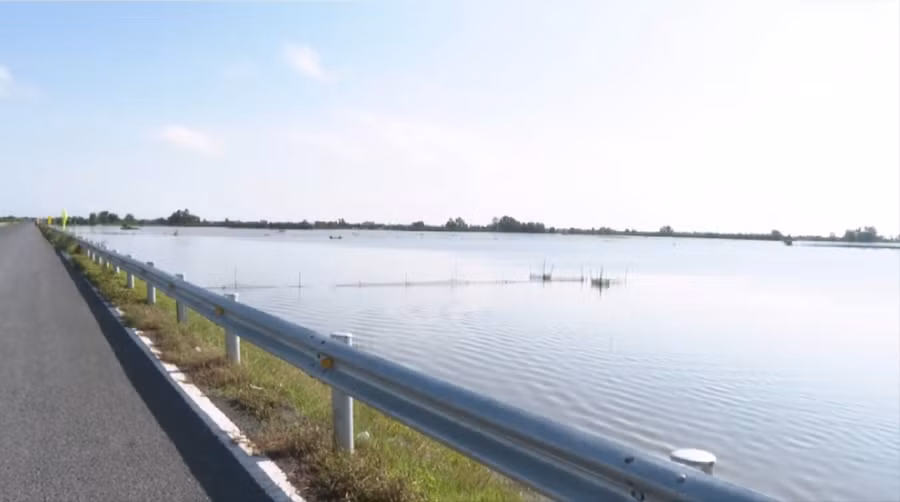 Cánh đồng xả lũ nơi diễn ra các hoạt động của Ngày hội.