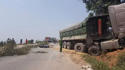 Xe tai tong chet nguoi phu nu dang mang thai 8 thang - Anh 1